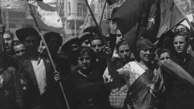 Banderas al aire en la proclamación de la II República en Madrid.