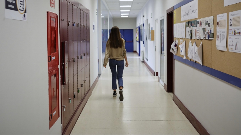 Una alumna camina por un pasillo del Colegio Alameda de Osuna.