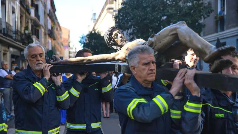 Una decena de bomberos de Madrid que estaban de servicio han sido enviados por el Ayuntamiento para sacar un Cristo en procesión esta Semana Santa.