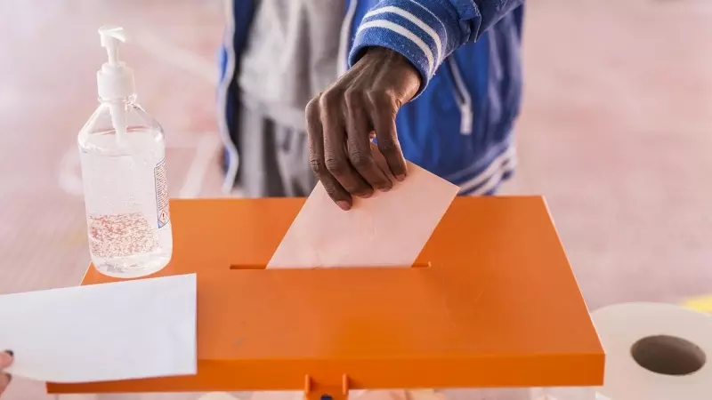 Un hombre ejerce su derecho a voto en las elecciones autonómicas del 4 de mayo de 2021 en Madrid