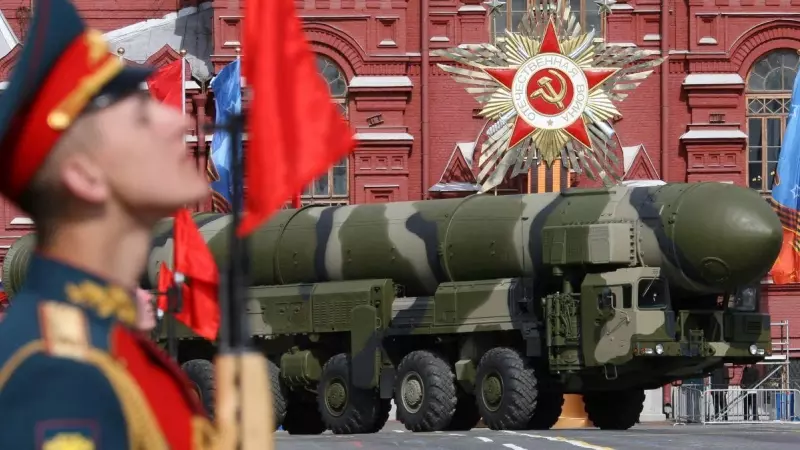 Un misil balístico intercontinental ruso atraviesa la Plaza Roja en un desfile del Día de la Victoria, en Moscú, a 9 de mayo de 2008.