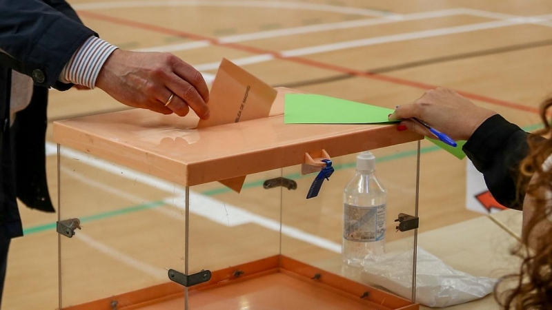 Un hombre vota en las elecciones autonómicas del 4 de mayo de 2021 en Madrid