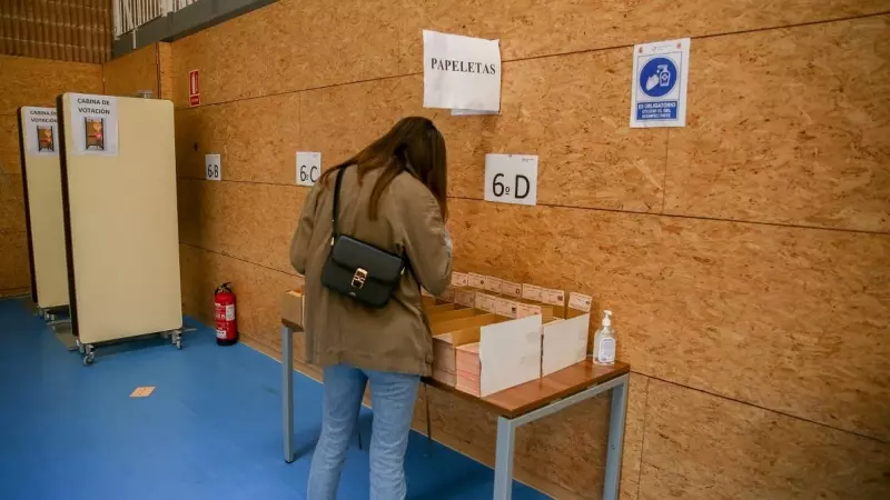 Una mujer elige su papeleta en las elecciones del 4 de mayo de 2021 en Madrid