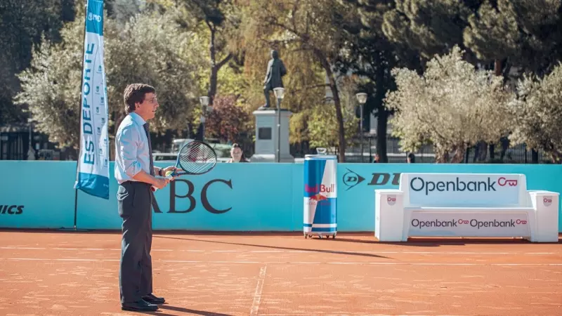 El alcalde de Madrid, José Luis Martínez-Almeida, juega durante su visita a la pista de tenis de tierra batida que Mutua Madrid Open ha instalado en la plaza de Colón, a 11 de abril de 2023, en Madrid (España).