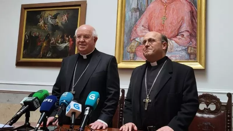 13/4/23 El arzobispo de Santiago, Julián Barrio, y su sucesor, Francisco Prieto, que tomará posesión del cargo el próximo 3 de junio.