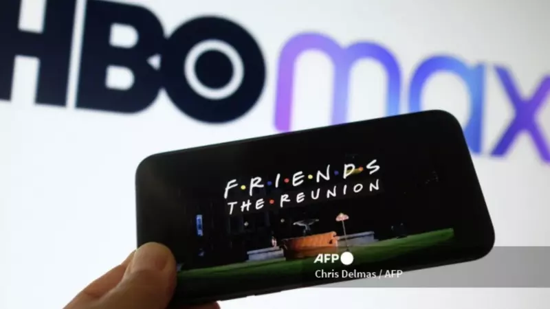 Foto tomada el 27 de mayo de 2021 que muestra el título de 'Friends: The Reunion' en un móvil junto al logo de HBO Max, en Los Ángeles.