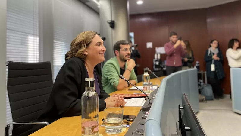 L'alcaldessa de Barcelona, ​​Ada Colau, responent les preguntes dels redactors del projecte RED durant l'entrevista