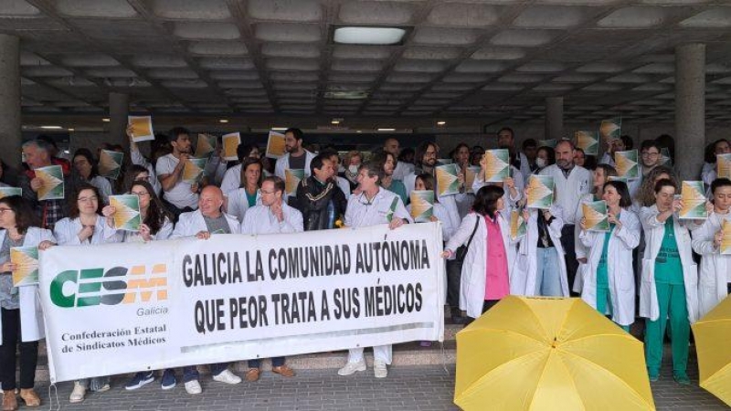 14/4/23 Protesta de los médicos en huelga en el hospital de A Coruña.