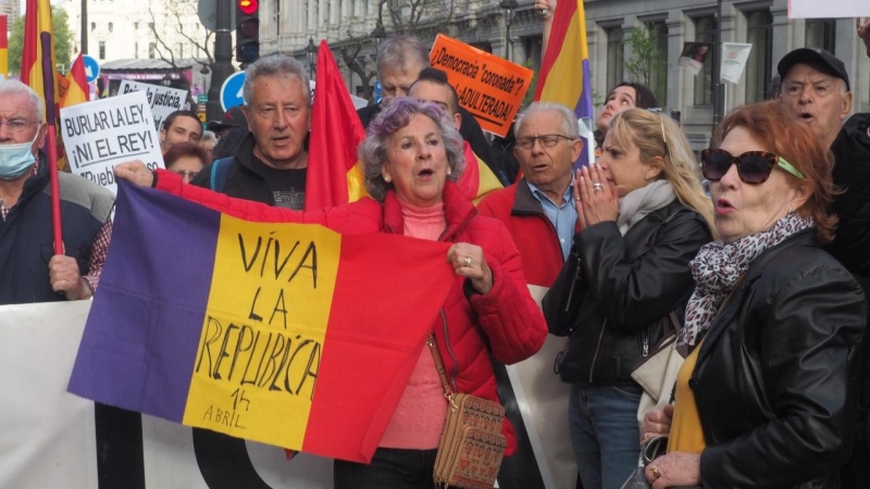 Una mujer con una bandera republicana en la manifestación por la III República en Madrid.