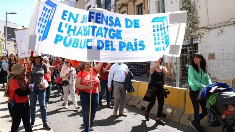 Manifestants pels carrers de Sitges reclamant habitatge públic pel país.