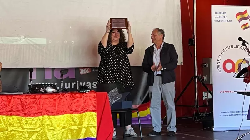 Virignia P. Alonso recoge el galardón otorgado a 'Público'. 16/04/2023