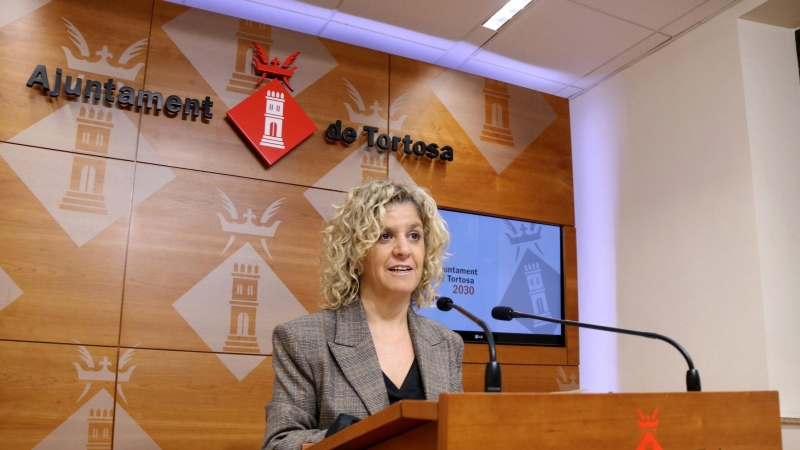 L'alcaldessa de Tortosa, Meritxell Roigé, el dia de la compareixença d'urgència a la sala de premsa de l'Ajuntament després de l'anunci de la marxa del PSC del govern municipal.