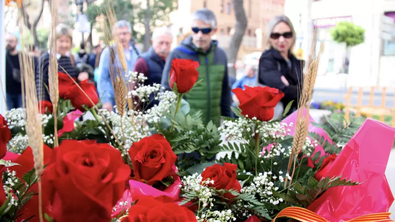 18-4-2023 Unes roses vermelles en una parada de la Rambla Nova de Tarragona el dia de Sant Jordi