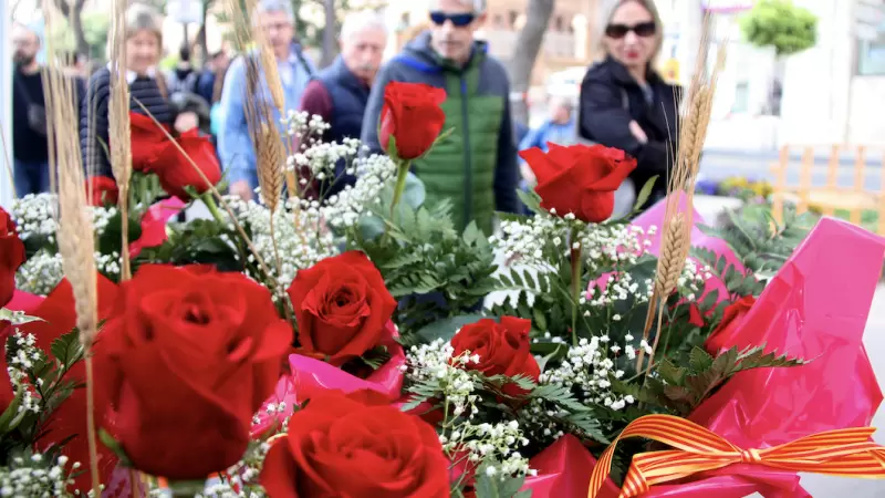 18-4-2023 Unes roses vermelles en una parada de la Rambla Nova de Tarragona el dia de Sant Jordi
