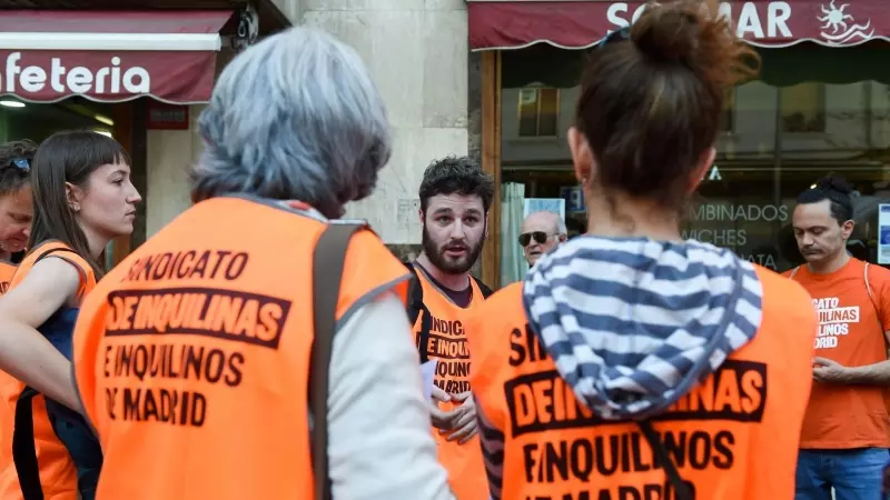 Activistas del Sindicato de Inquilinas de Madrid se reúnen en el barrio de Puerta del Ángel para el recorrido de la primera brigada inquilina.