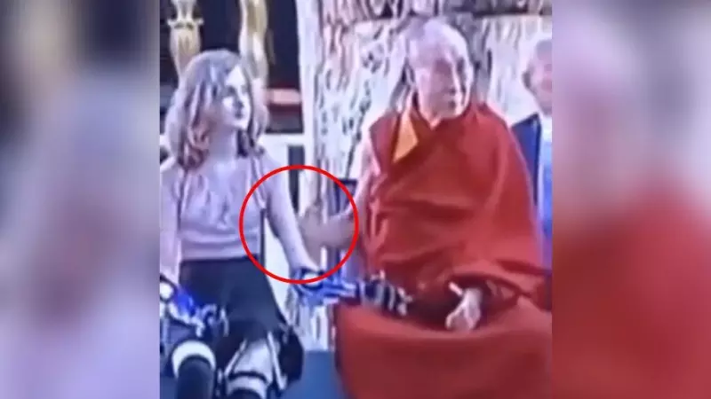 El dalái lama toca de forma insistente el brazo de una niña en un vídeo recuperado en las redes sociales.