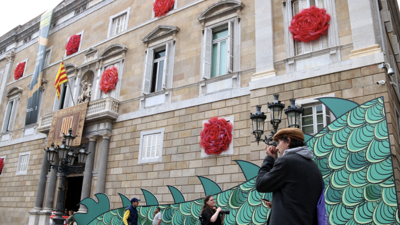 19-4-2023 El Palau de la Generalitat decorat amb motiu de la diada de Sant Jordi