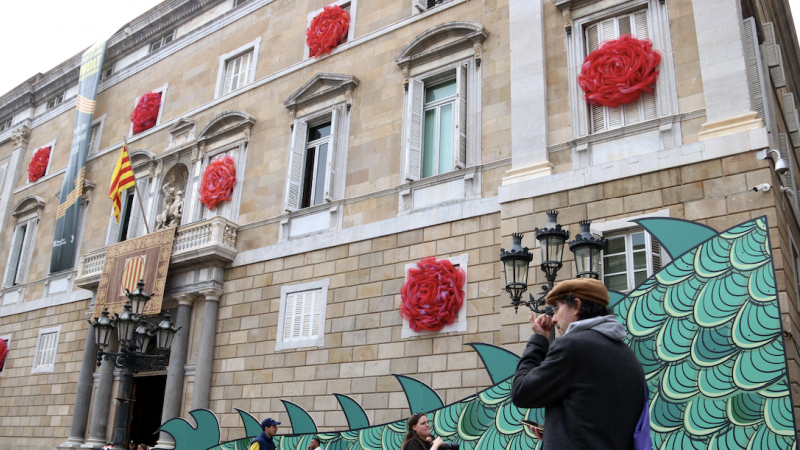 19-4-2023 El Palau de la Generalitat decorat amb motiu de la diada de Sant Jordi