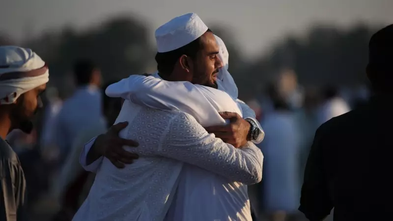 Musulmanes asisten a la oración del Eid Al-Fitr en la Musalla del Eid de Nad Al Hammar, en Dubai, a 21 de abril de 2023.