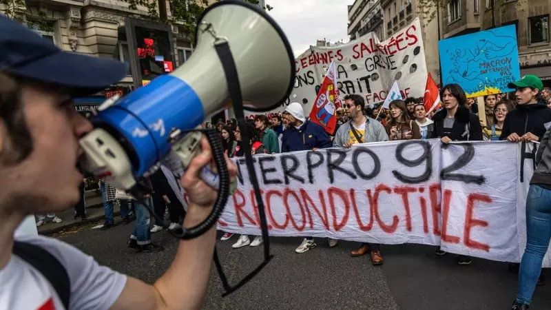 Manifestantes durante una marcha espontánea de trabajadores y estudiantes contra la reforma de las pensiones hasta la sede de la patronal francesa 'Medef' en París (Francia).
