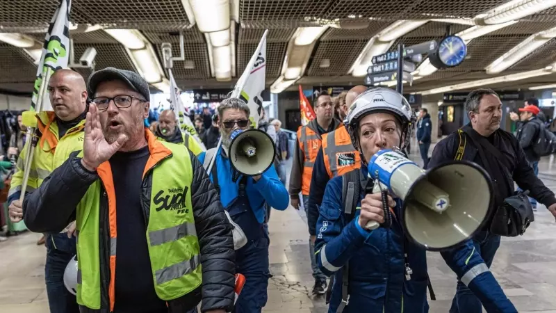 Los trabajadores ferroviarios encabezan una marcha en la estación de tren Gare de Lyon después de una asamblea general de sindicatos en París.