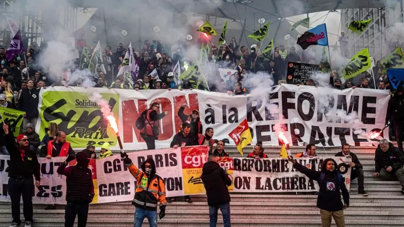 Trabajadores ferroviarios exhiben una pancarta que dice 'No a la Reforma de las Pensiones' tras ocupar la sede del grupo Euronext de la bolsa francesa durante una protesta