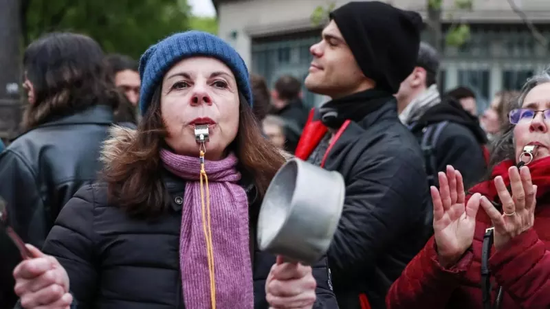 La gente participa en una protesta contra el discurso televisado del presidente francés Emmanuel Macron, frente al Ayuntamiento de París.