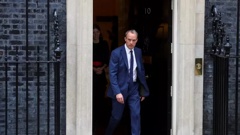 Dominic Raab sale de la residencia y oficina del primer ministro británico, en el 10 de Downing Street, a 26 de octubre de 2022.