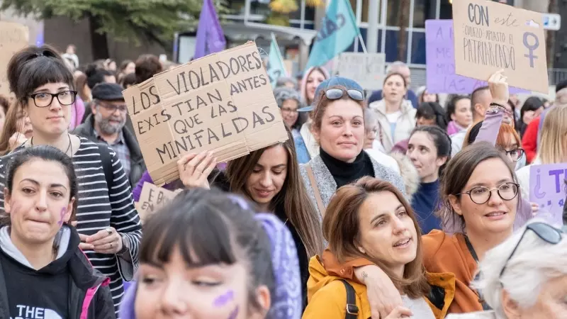 Varias mujeres protestan durante la manifestación por el Día Internacional de la Mujer, a 8 de marzo de marzo de 2023, en Lleida.