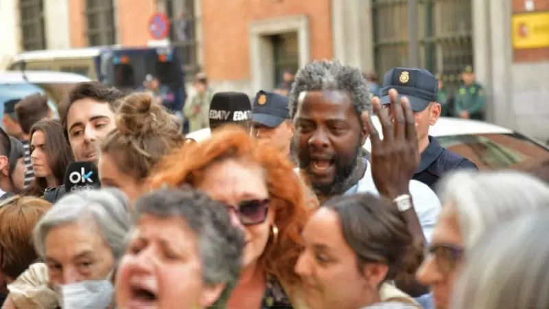 Bertrand Ndongo acosa a Cristina Fallarás en la manifestación contra la decisión del PSOE de modificar la ley del 'solo sí es sí', a 20 de abril de 2023, en Madrid (España).