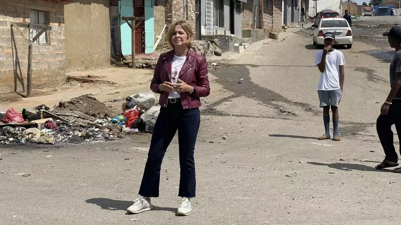 Almudena Ariza, durante el rodaje de 'Españoles en conflictos' en Sudáfrica