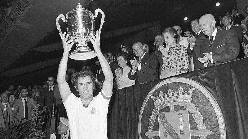 Amancio, capitán del Real Madrid, levanta la Copa del Generalísimo ante Francisco Franco en 1975.