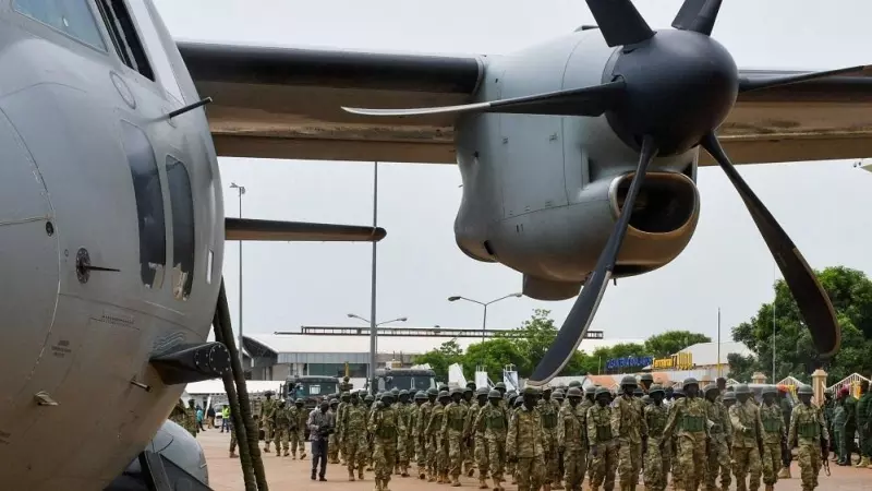 22/04/2023. Soldados del Ejército de Sudán antes de partir en el aeropuerto de Juba , a 3 de abril de 2023.
