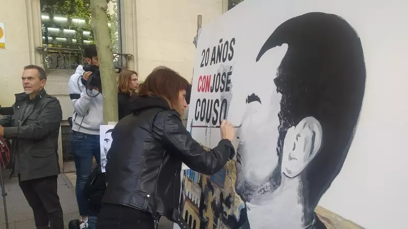 22/04/23 Una mujer artista pinta un mural de José Couso en el acto en homenaje al reportero frente a la embajada de los Estados Unidos en Madrid