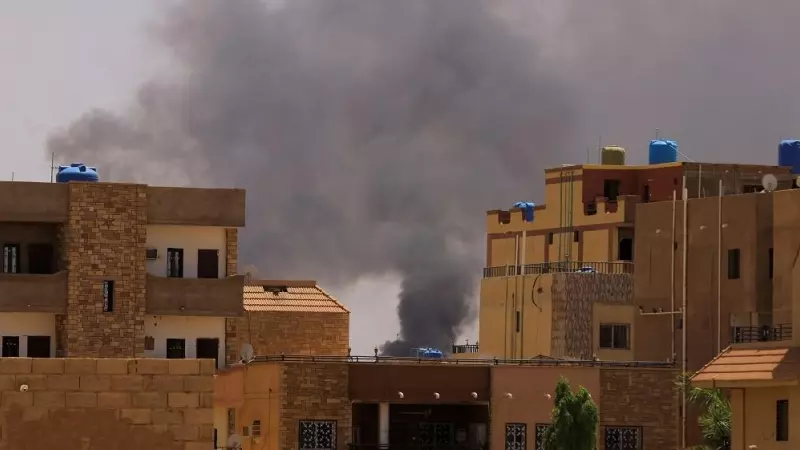 23/04/2023. Humo sobre edificios de Khartoum  Norte, en Sudán, a 22 de abril de 2023.