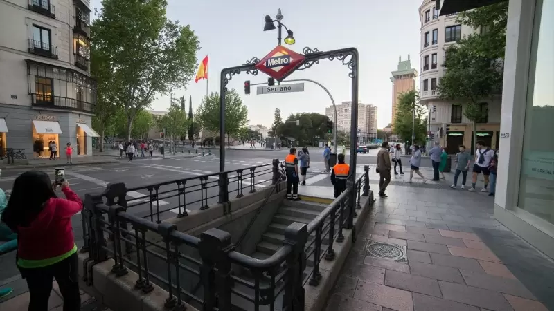 27/04/2023 Estación de Metro de Serrano, en el barrio de Salamanca (Madrid).