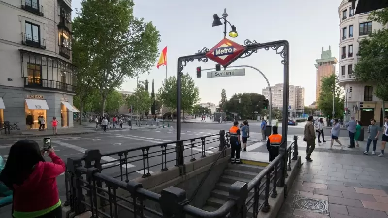 27/04/2023 Estación de Metro de Serrano, en el barrio de Salamanca (Madrid).