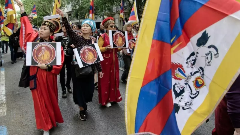 Varias personas marchan en solidaridad con el Dalai Lama desde desde la Fundació Casa del Tíbet hasta la plaza Universitat, a 22 de abril de 2023, en Barcelona.
