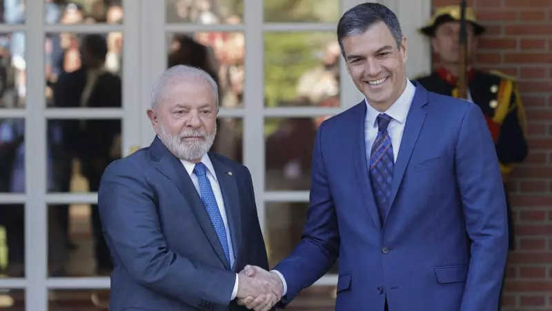El presidente del Gobierno, Pedro Sánchez (d), recibe al presidente de Brasil, Luiz Inácio Lula da Silva, en el Palacio de la Moncloa en Madrid, este miércoles