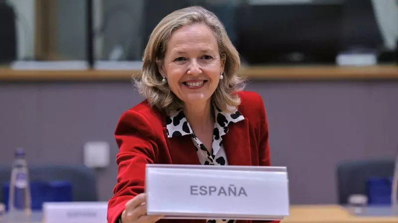 La vicepresidenta de Asuntos Económicos, nadia Calviño, sostiene la placa con el nombre de España en una reunión de los ministros de Finanzas de la Eurozona (Eurogrupo),en Bruselas. REUTERS/Yves Herman