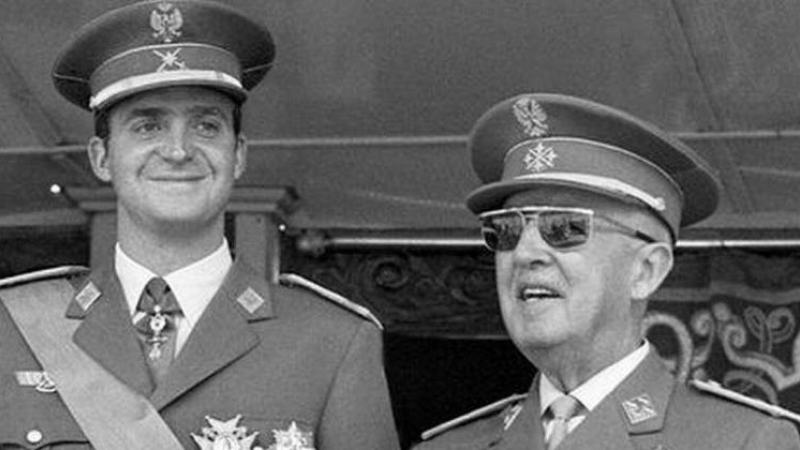 El rey Juan Carlos I y el dictador Francisco Franco.