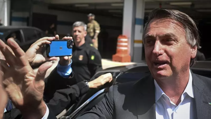 El expresidente de Brasil Jair Bolsonaro sale de la sede de la Policía Federal tras declarar este miércoles.