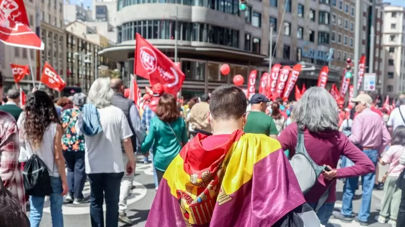 Numerosas personas marchan durante la manifestación por el Día Internacional de los Trabajadores o Primero de Mayo, en la Gran Vía, a 1 de mayo de 2022, en Madrid (España)