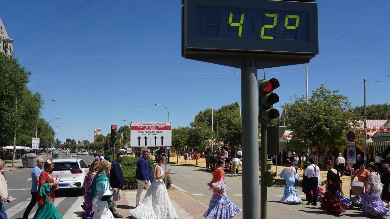 Un termómetro al lado del recinto de la Feria de Abril de Sevilla marca 42 grados en el día más caluroso del año, a 26 de abril del 2023
