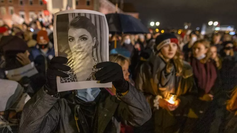 Un manifestante sostiene una fotografía de Iza, joven polaca fallecida por no habérsele practicado un aborto, en Varsovia, a 6 de noviembre de 2021.