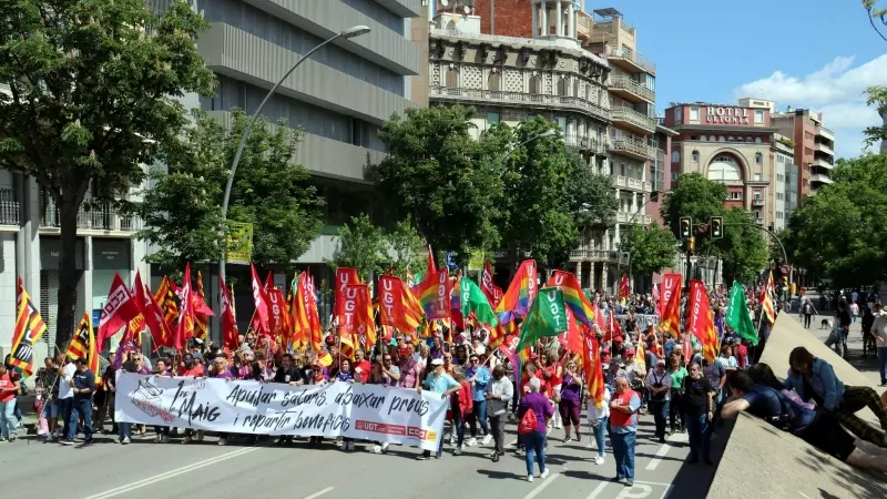 La manifestació de l'1 de maig a Girona avançant per Jaume I