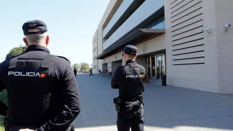 La Policía vigila las puertas de la Audiencia de Castelló.