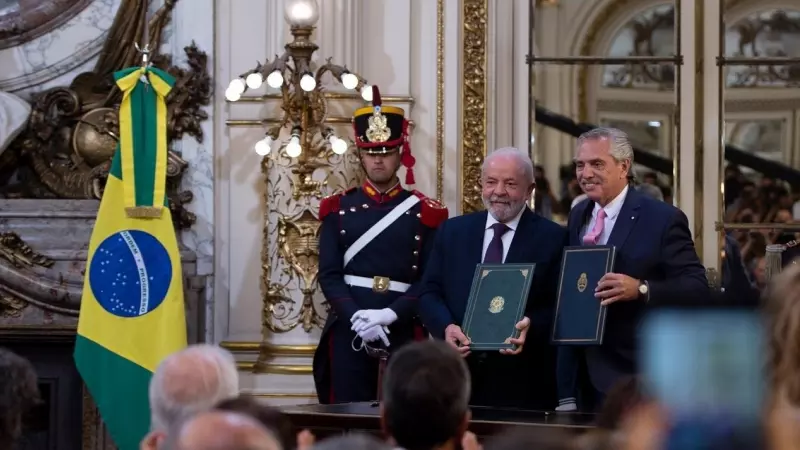 23/01/2023 - El presidente brasileño Lula da Silva posa en Buenos Aires junto a Alberto Fernández el 23 de enero.
