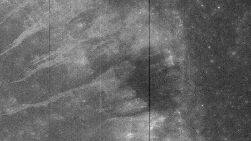 03/05/2023 - El cráter Shackleton al detalle fotografiado por ShadowCam.