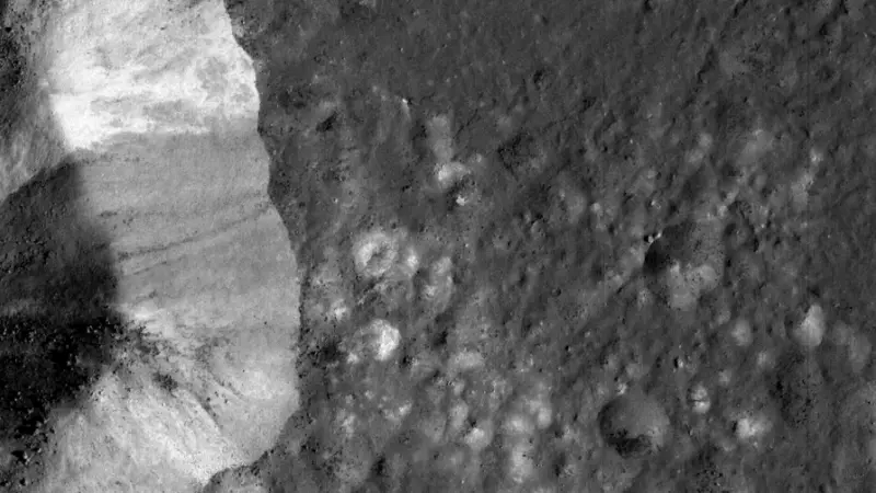03/05/2023 - El cráter Aristarchus fotografiado usando el brillo de la Tierra durante una luna nueva.